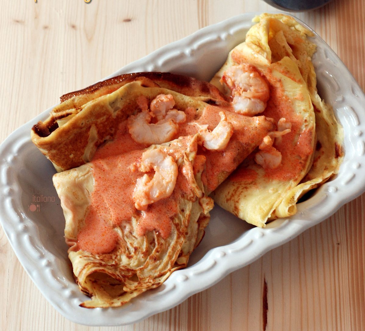 Crepes con gamberi in salsa rosa
