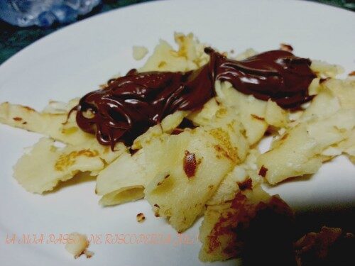 Crepes con nutella sbriciolate,uova,farina, latte e burro, le crepes
