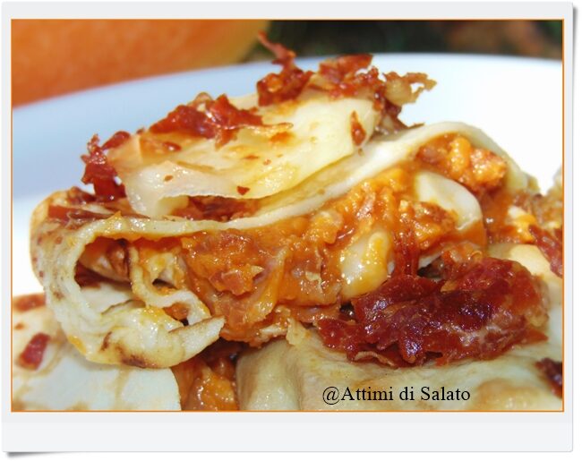 Crepes con zucca fontina e crudo croccante