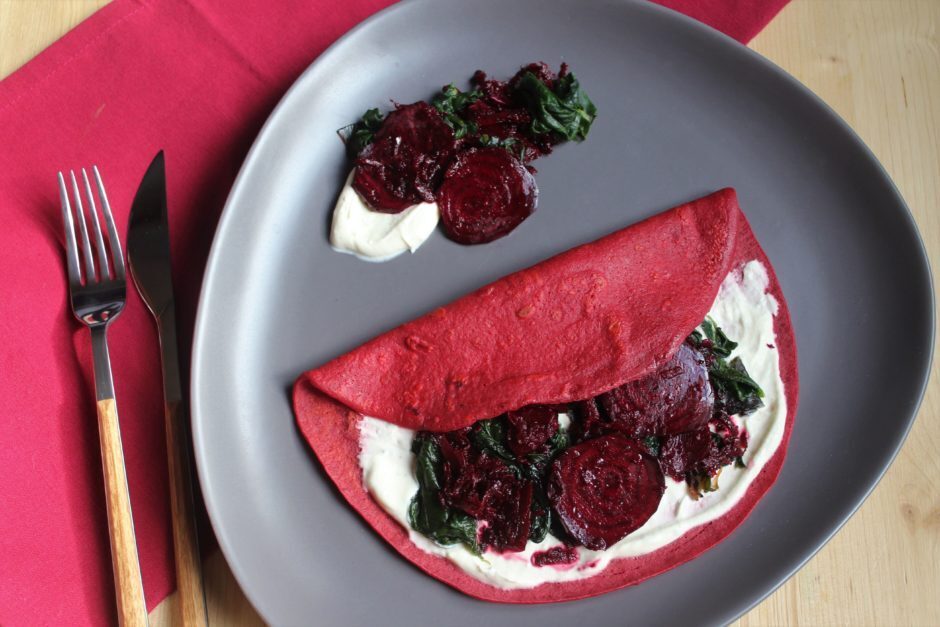 Crepes di barbabietola con spinaci e formaggio spalmabile