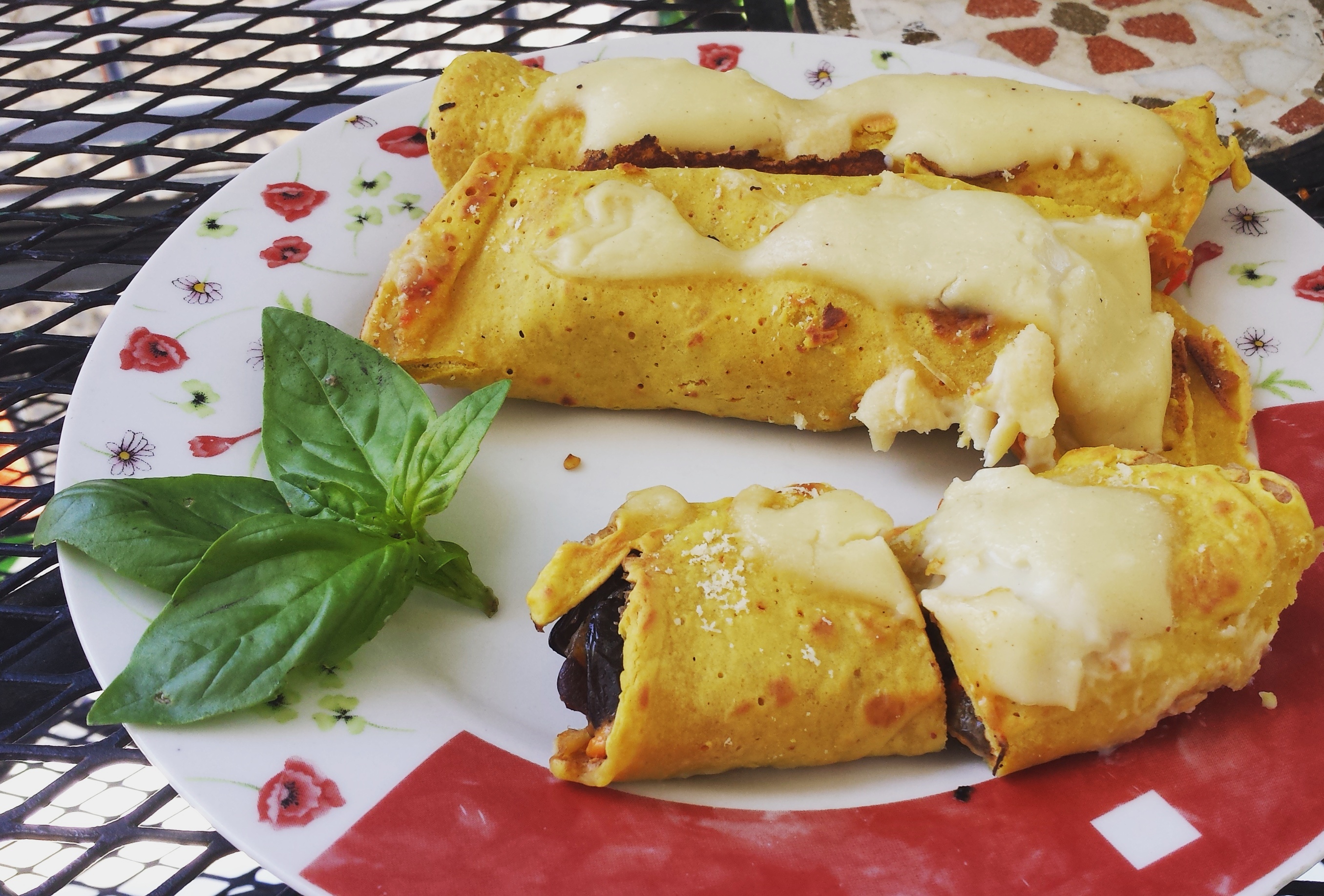 Crepes di ceci con crema di peperoni e melanzane.
