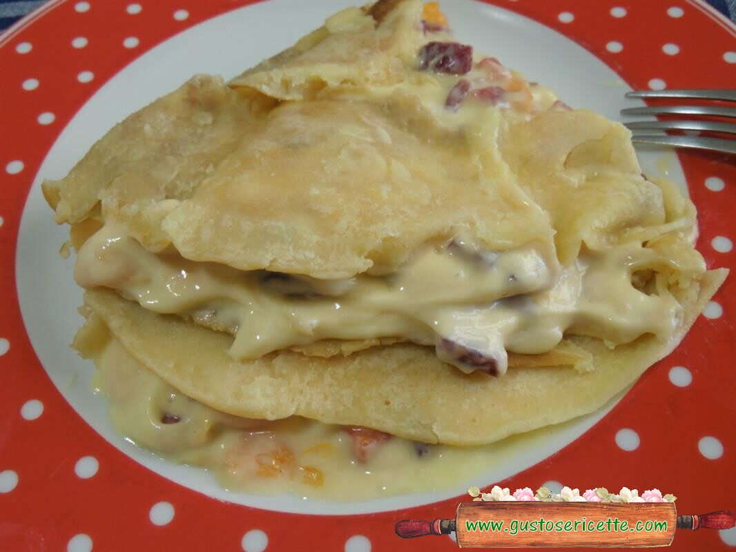 Crepes dolci alla panna crema e fragole