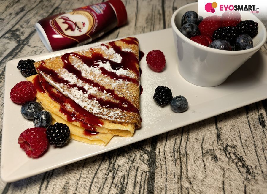 Crêpes dolci con topping ai frutti di bosco fabbri