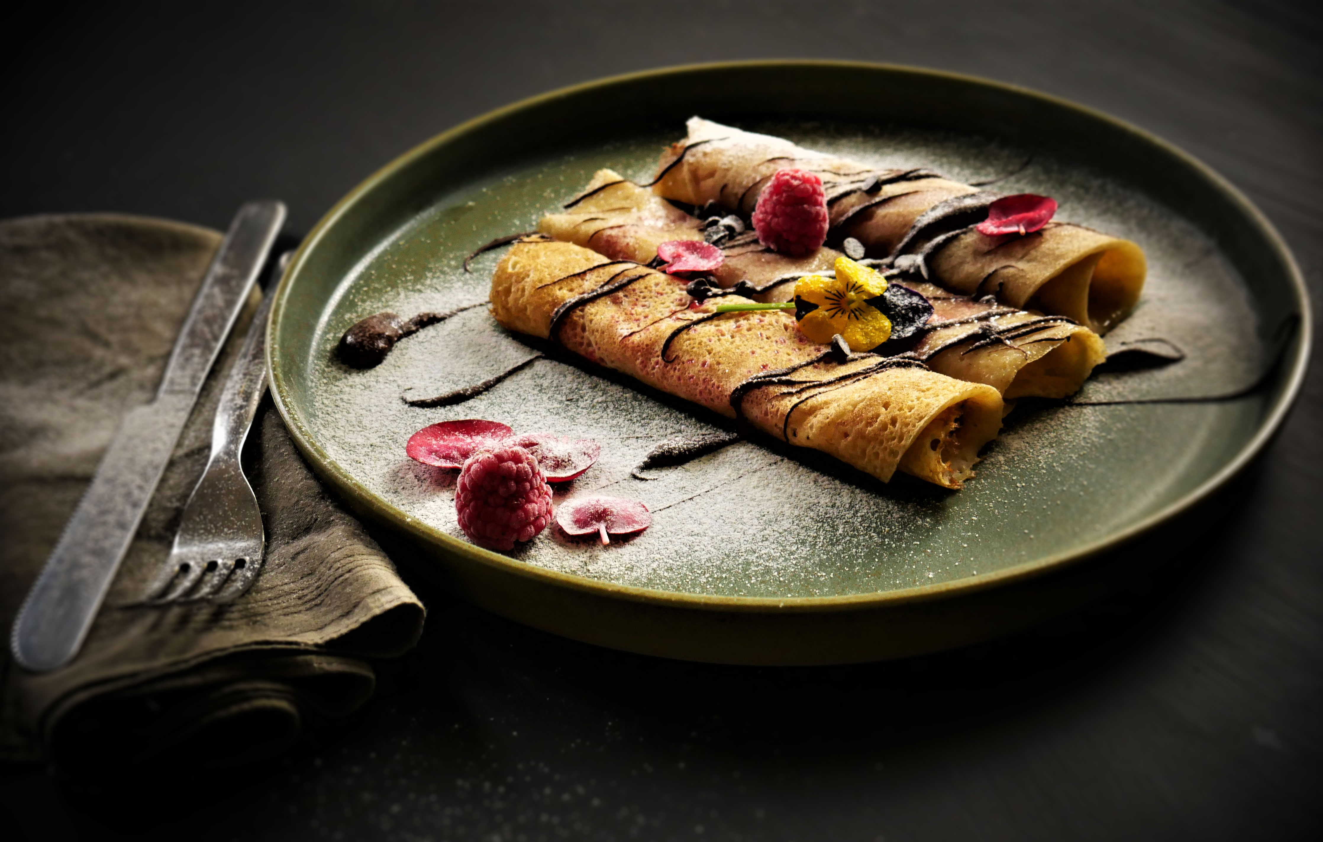 Crêpes farcite con composta di lamponi e cioccolato