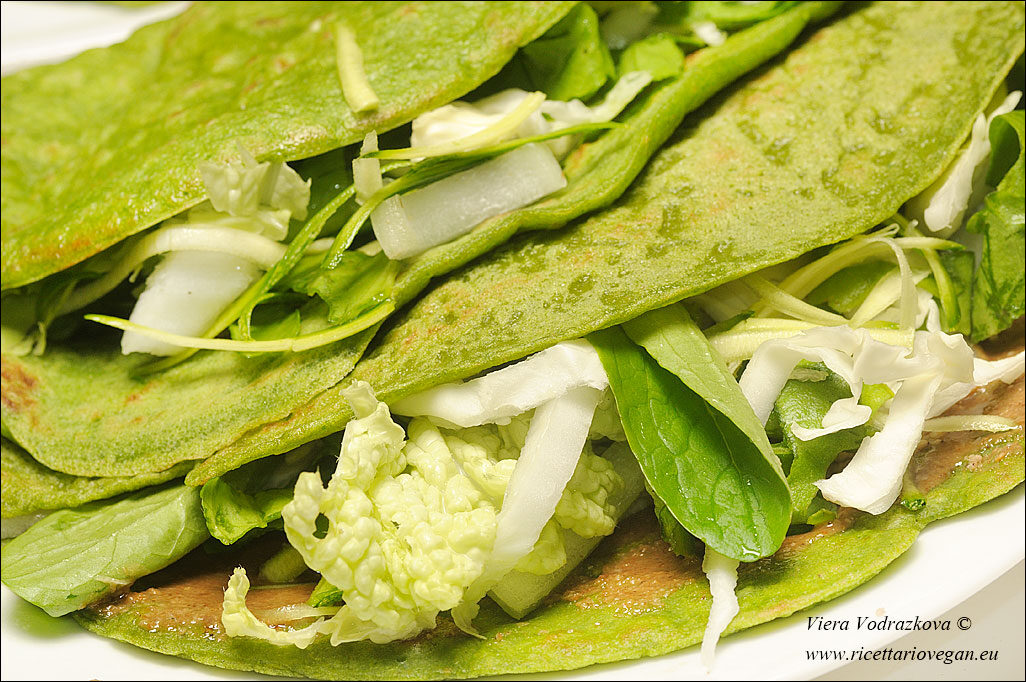 Crepes verdi agli spinaci freschi con le verdure