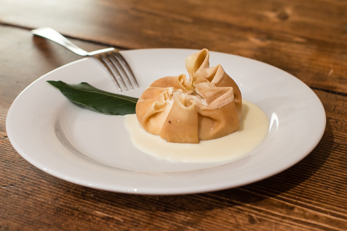 Crespelle con farina di castagne ripiene di seirass e toma nostrale
