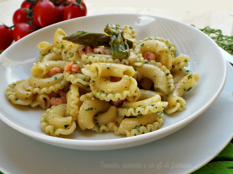 Creste di gallo con gamberi, asparagi e pesto di ramoracce