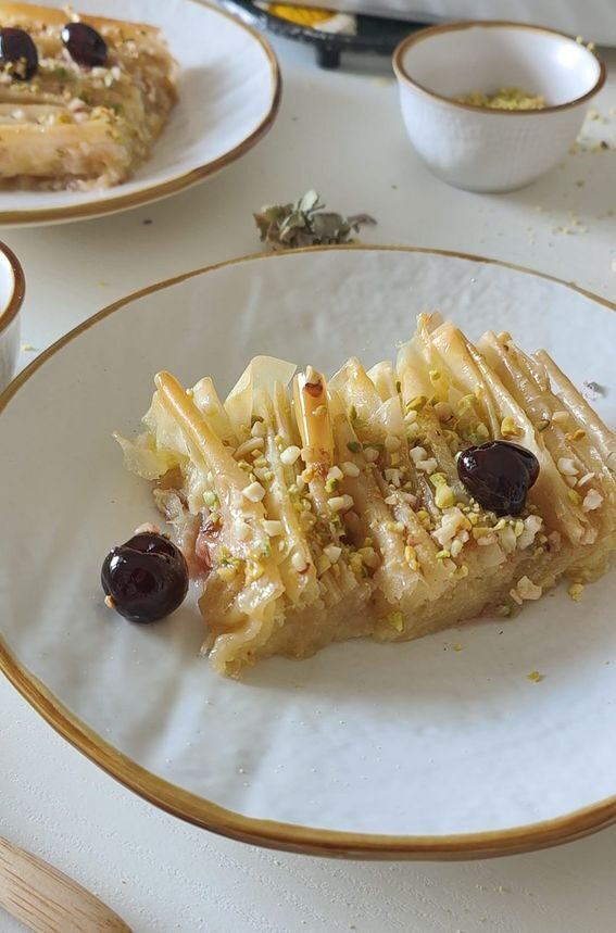 Crinkle cake di pasta fillo con crema al latte e amarene senza burro