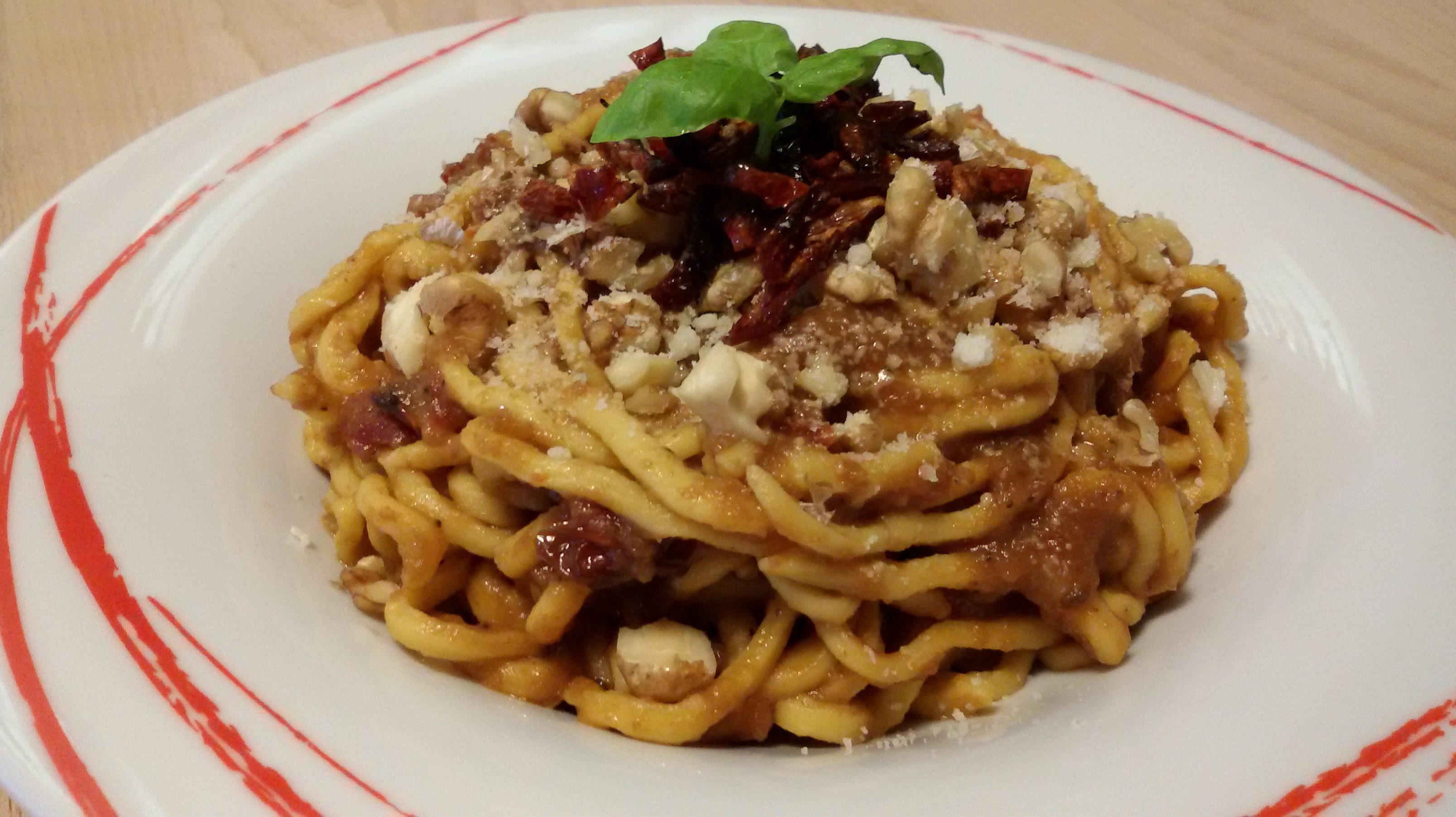Crioli con crema di melanzane, pomodori secchi e noci