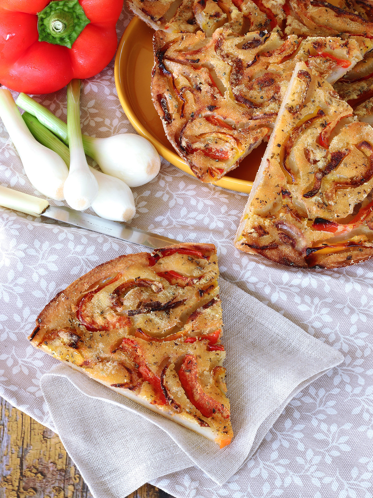 Croccantella con peperoni e cipolle