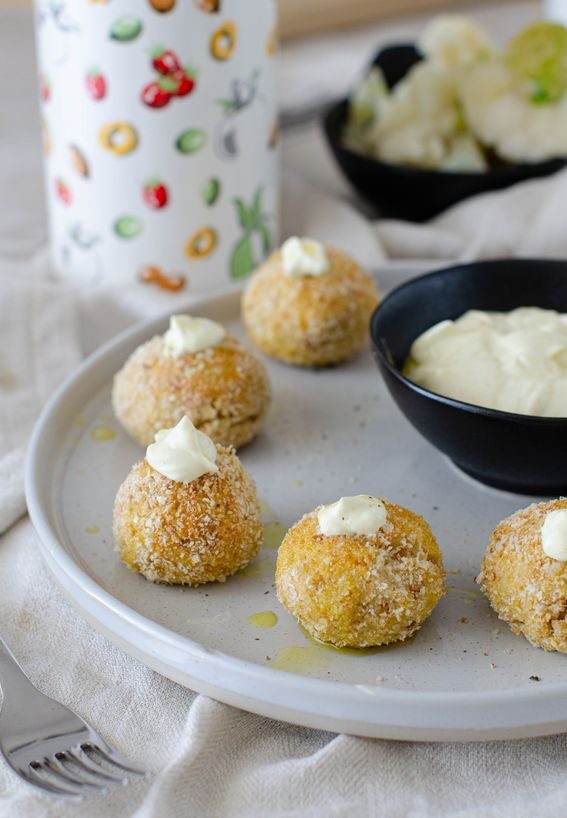 Crocchette di cavolfiore e tonno cotte in forno con maionese veg