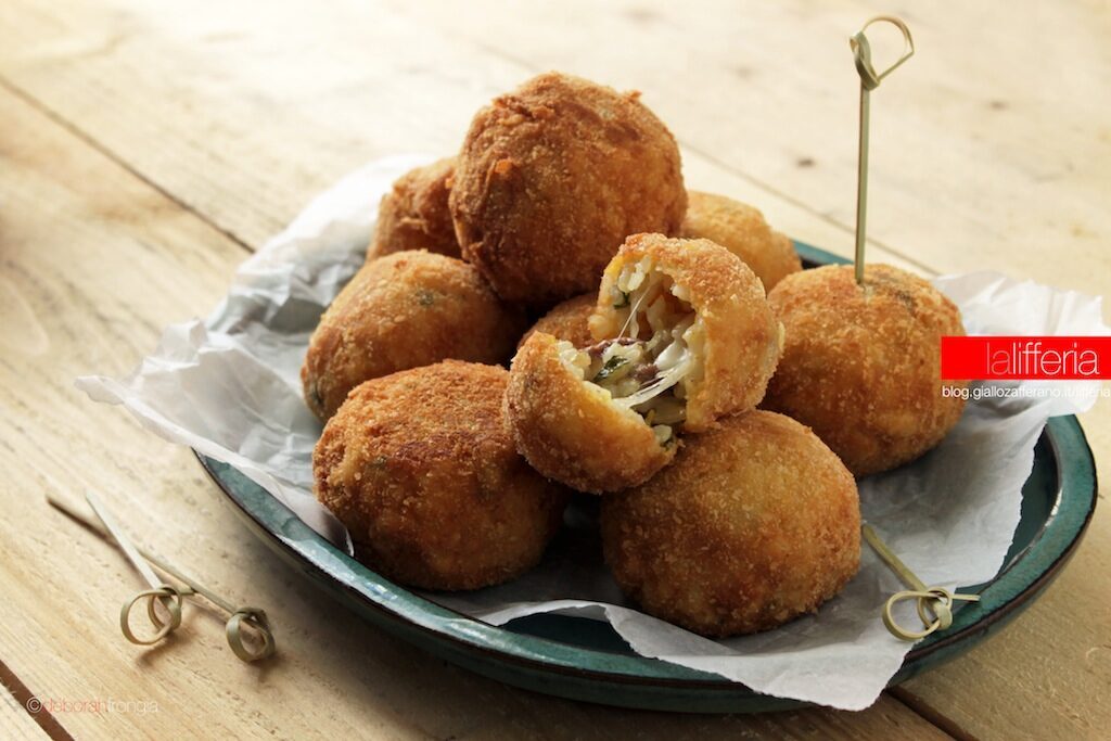 Crocchette di riso al limone con mozzarella e acciughe
