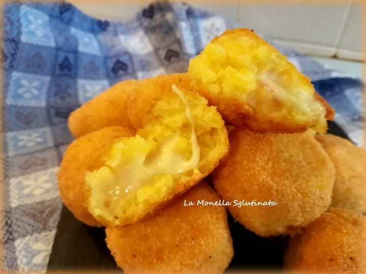 Crocchette di riso allo zafferano con mozzarella