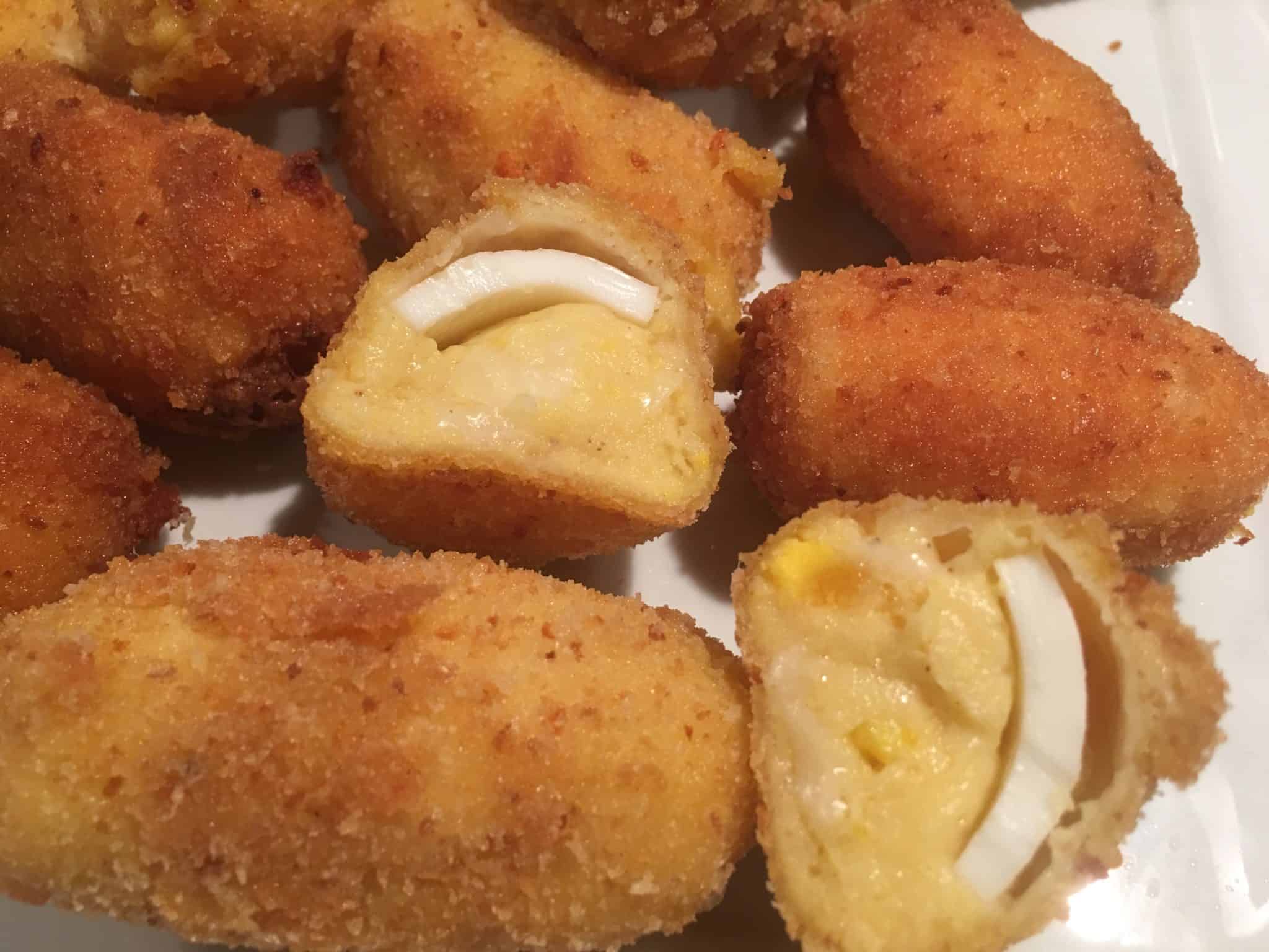 Crocchette di uova sode con besciamella e formaggio filante