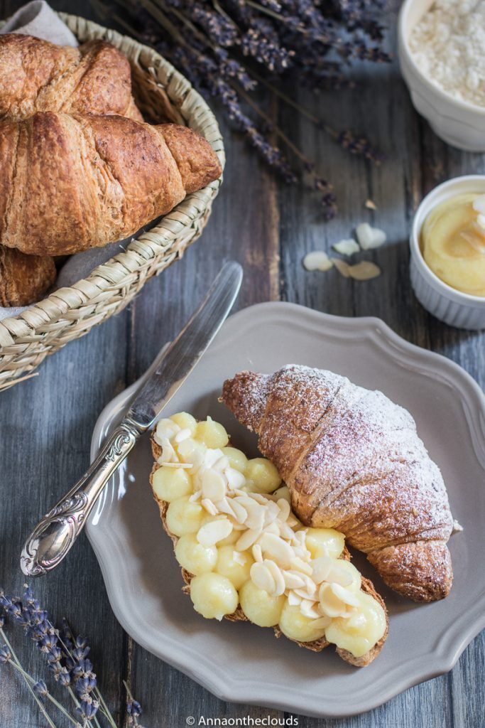Croissant con crema frangipane e mandorle