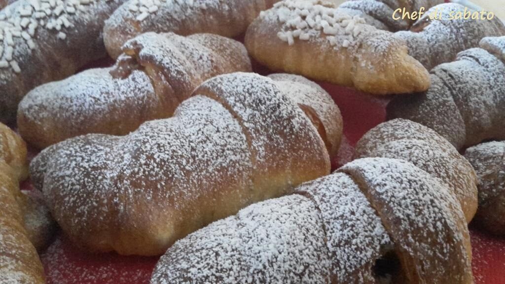 Croissant sfogliati con lievito naturale