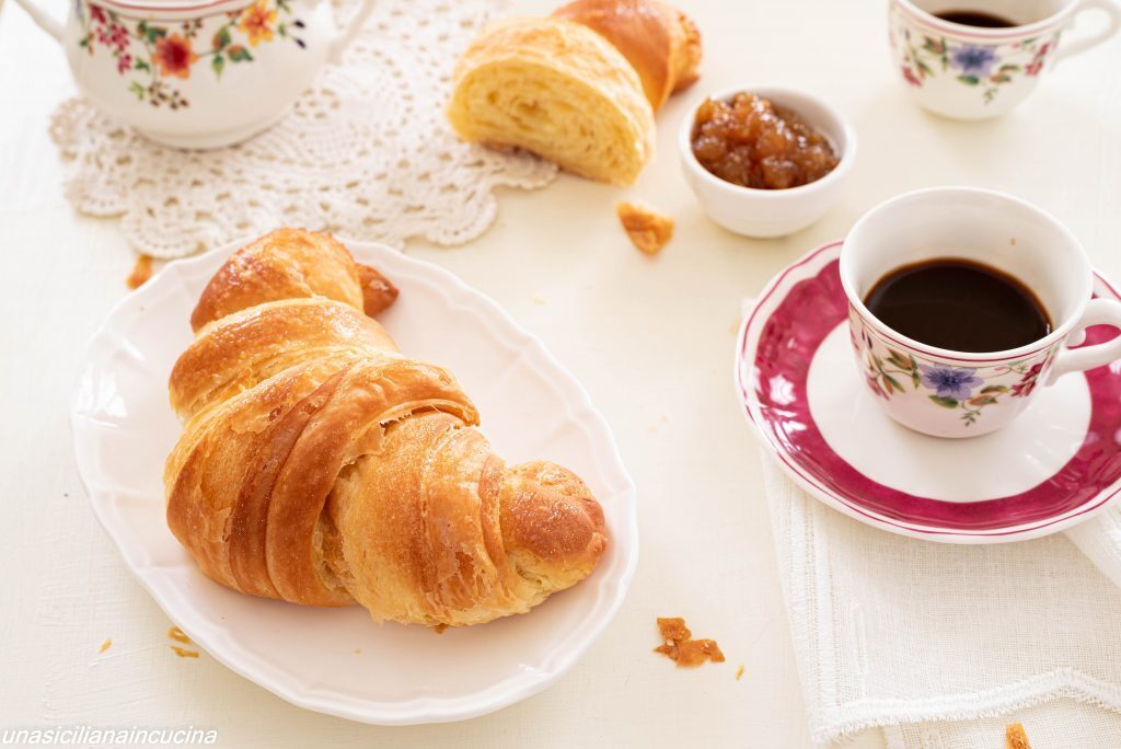 Croissant sfogliati per la colazione