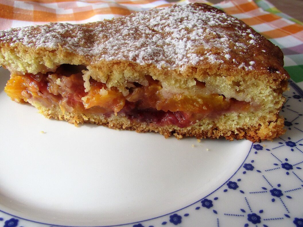 Crostata a doppio strato di pesche e conserva di frutta