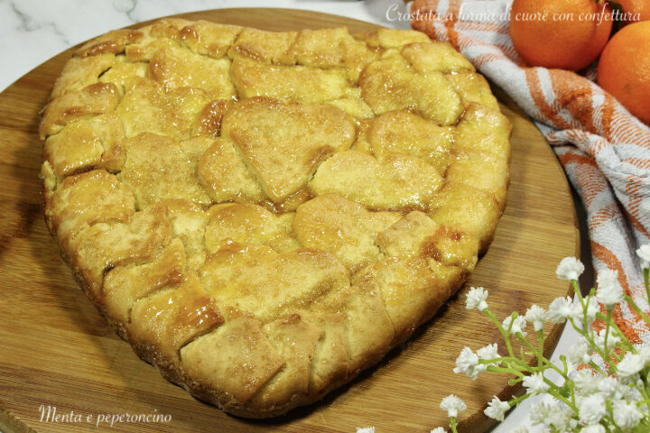 Crostata a forma di cuore con confettura