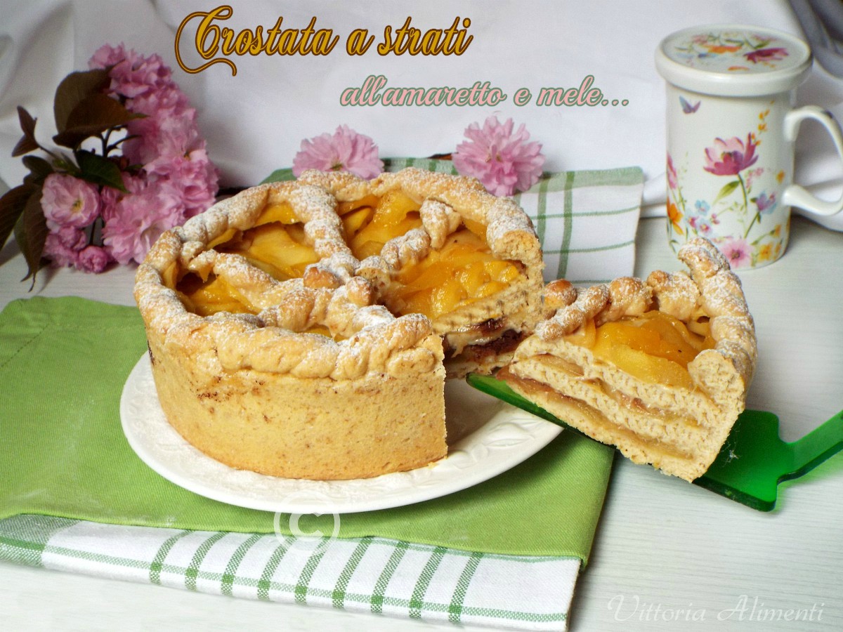 Crostata a strati all’amaretto e mele