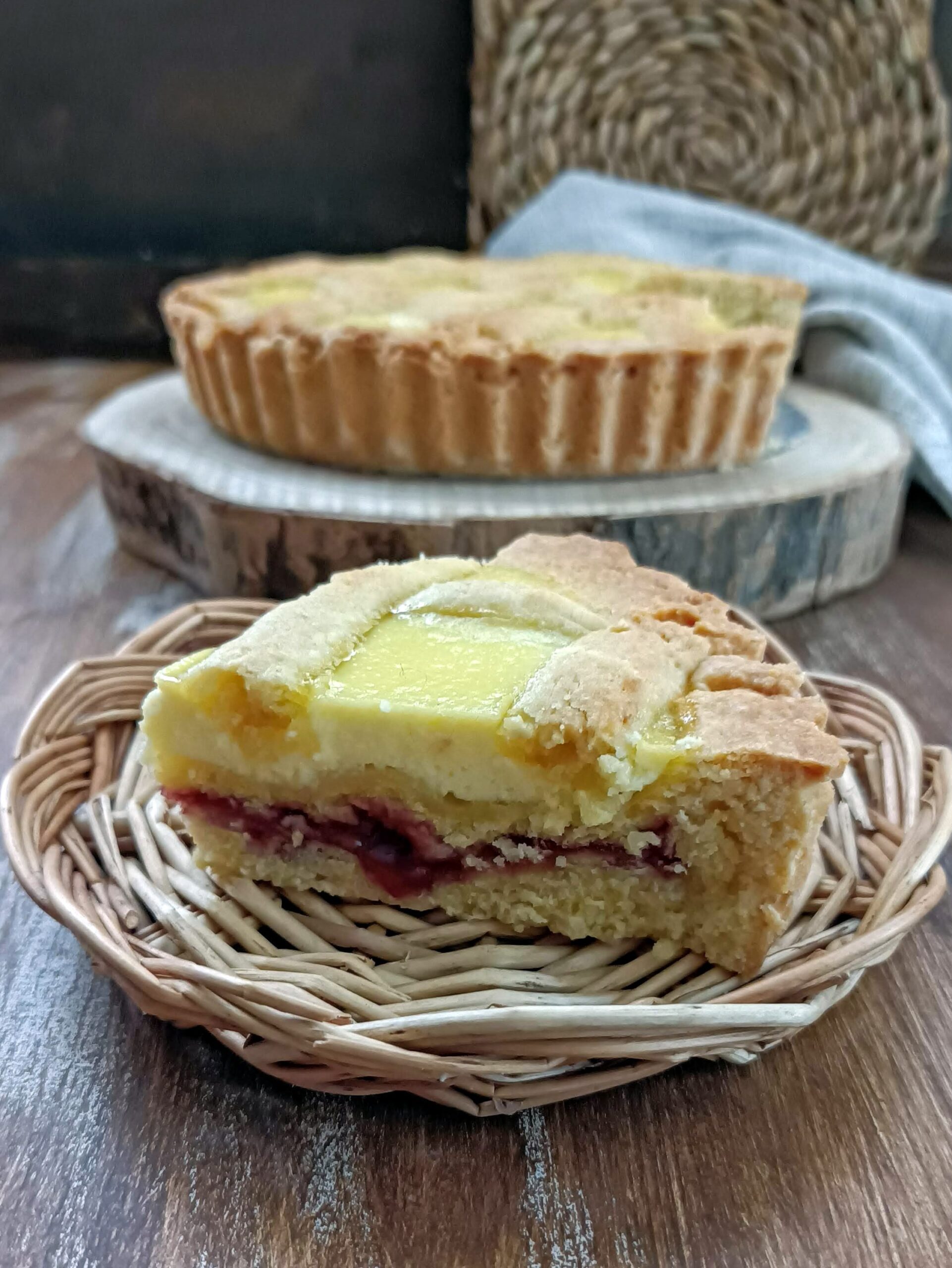 Crostata a strati con confettura di lamponi e crema alla ricotta