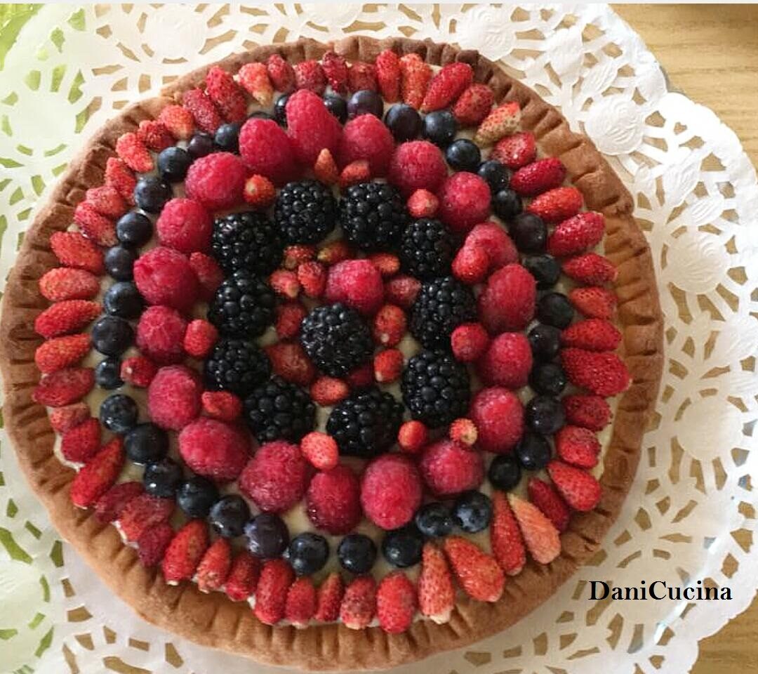 Crostata ai frutti di bosco con crema al cioccolato bianco