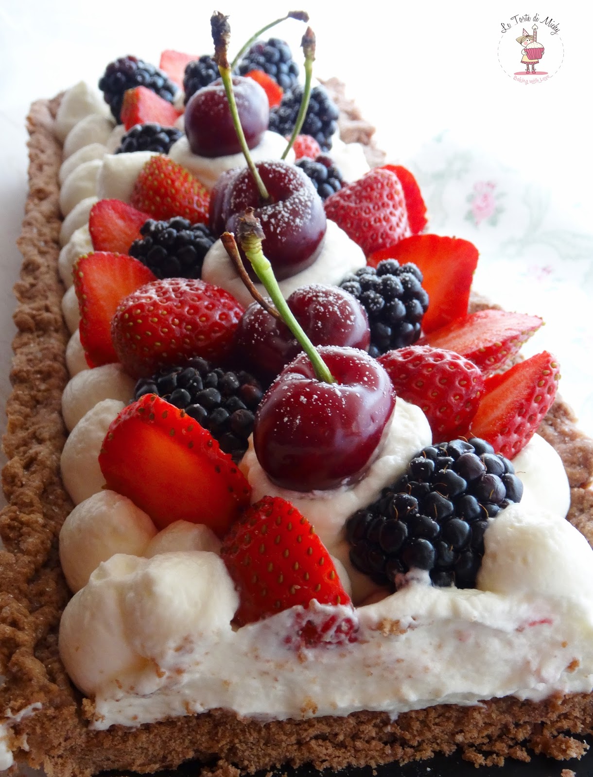 Crostata al cacao con crema di mascarpone, fragole, more e ciliege