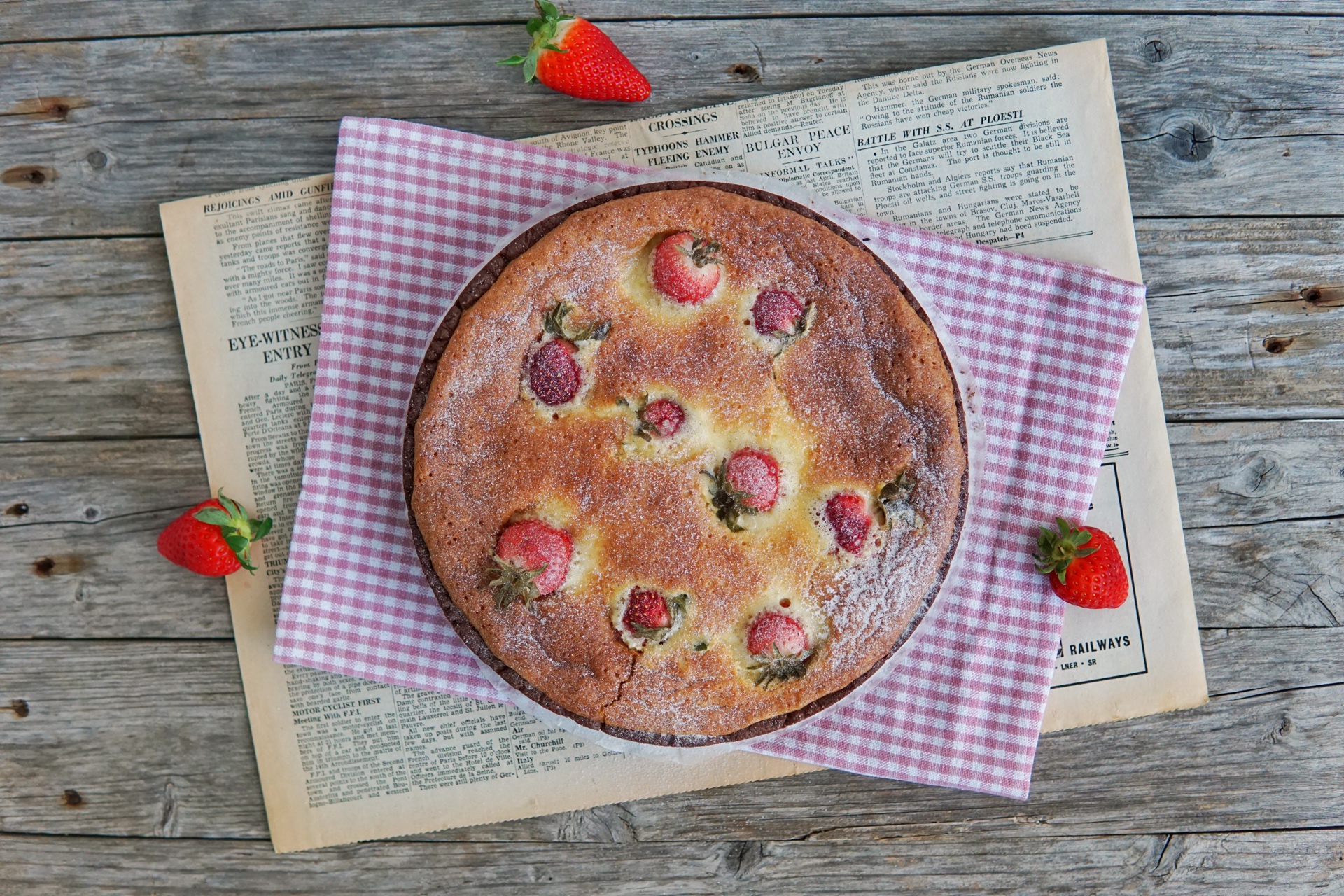 Crostata al cacao con crema frangipane e fragole