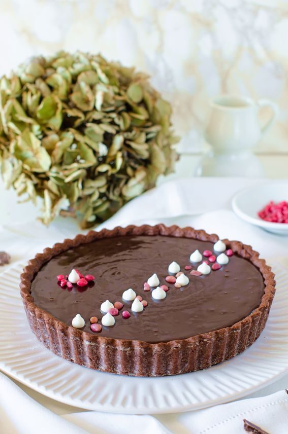 Crostata al cacao con pere caramellate e ganache al cioccolato