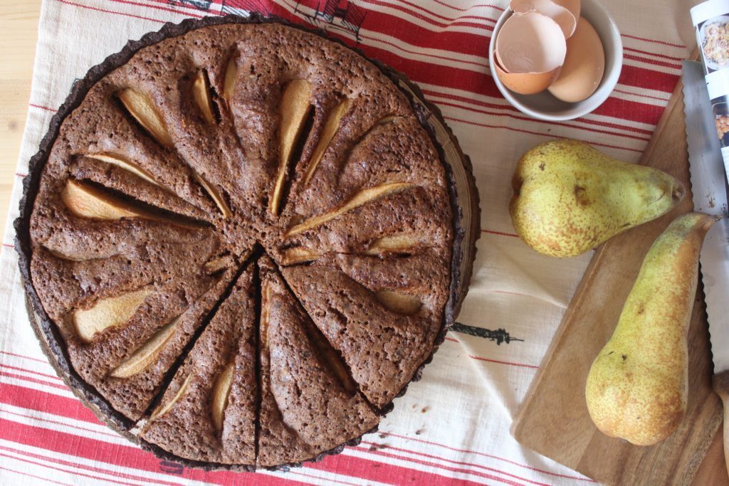 Crostata al cacao con pere e cioccolato