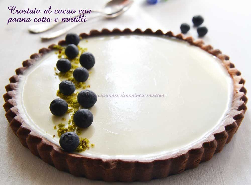 Crostata al cacao panna cotta e mirtilli