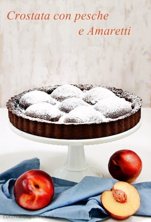 Crostata al cacao, pesche e amaretti