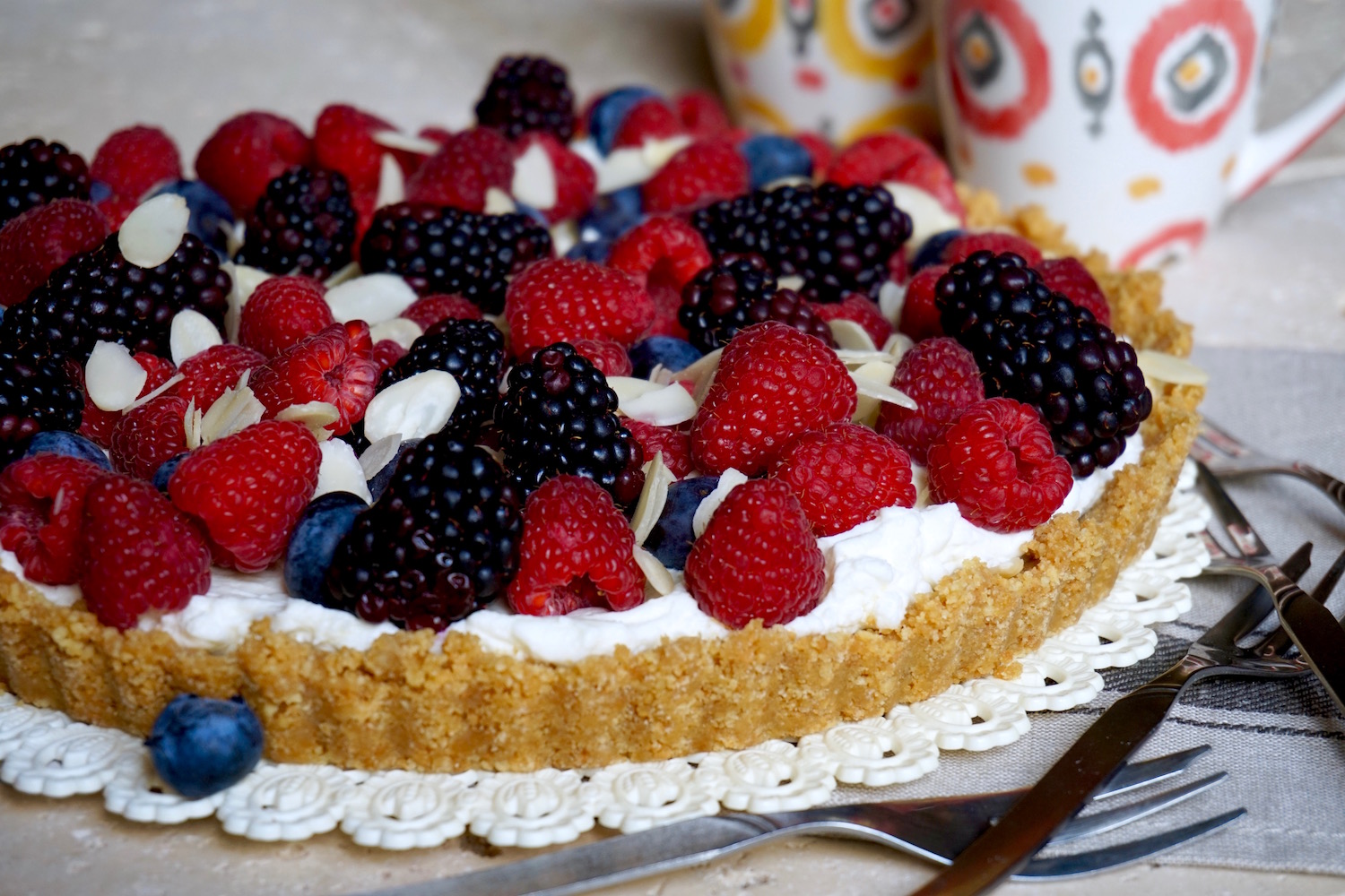 Crostata al mascarpone e frutti di bosco, senza cottura