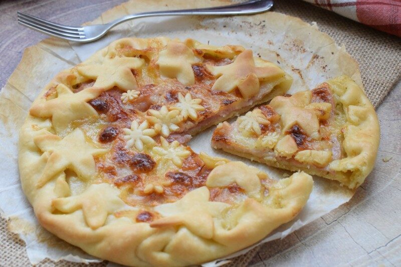 Crostata al prosciutto e mozzarella con battuto di olive e melanzane