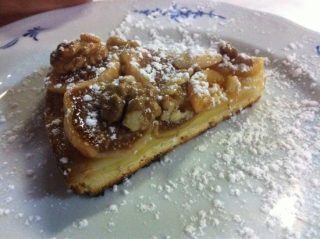 Crostata alla crema con fichi e noci