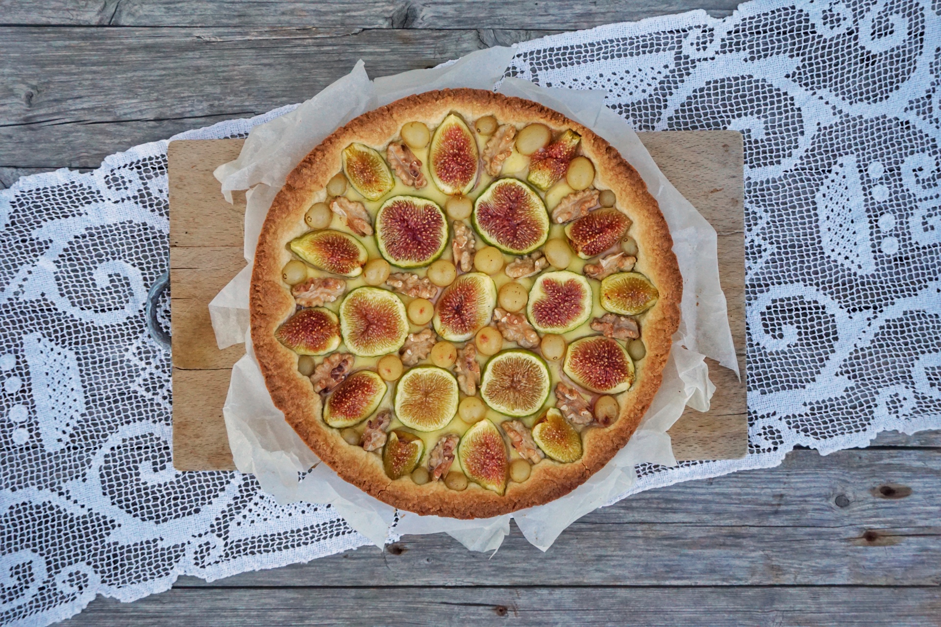 Crostata alla crema con fichi, noci e uva