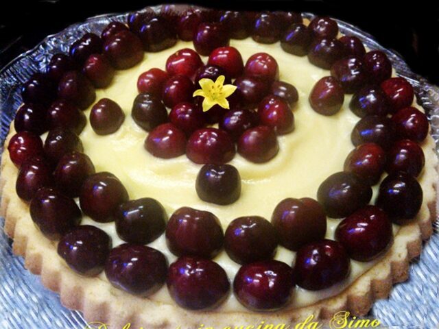 Crostata alla crema pasticcera e ciliegie