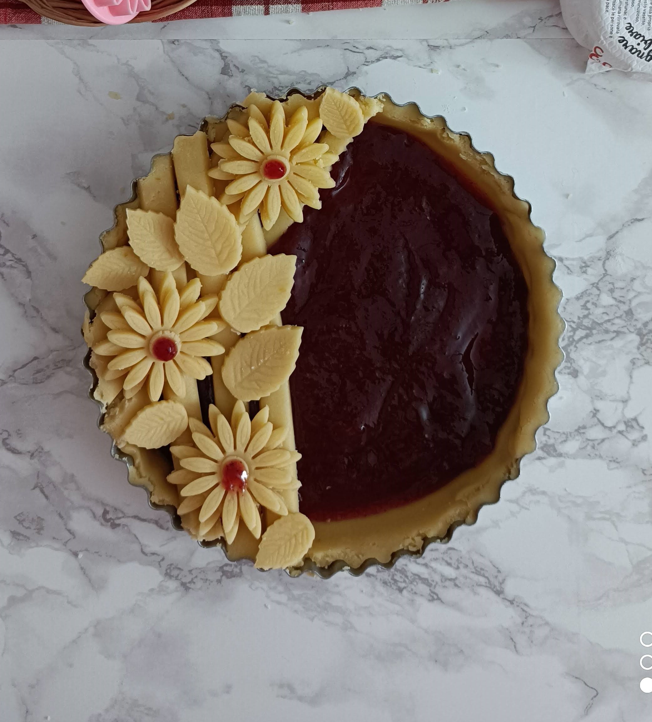 Crostata alla frutta con intreccio e fiori