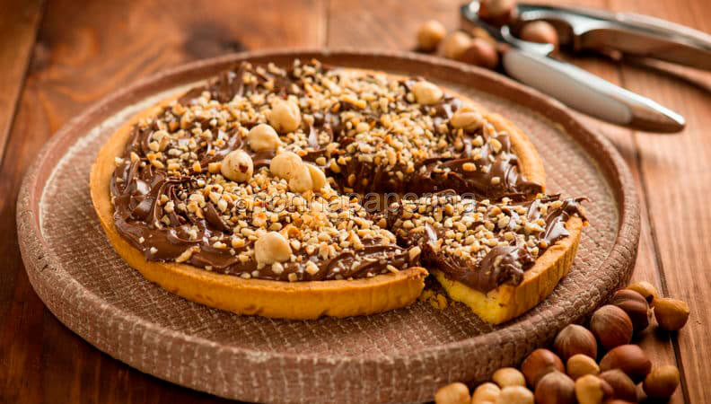Crostata alla nutella con nocciole : una delizia semplice da preparare