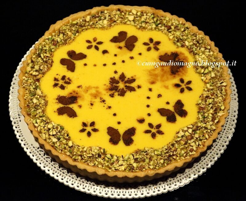 Crostata all’arancia con granella di pistacchi e volo di farfalline di cacao