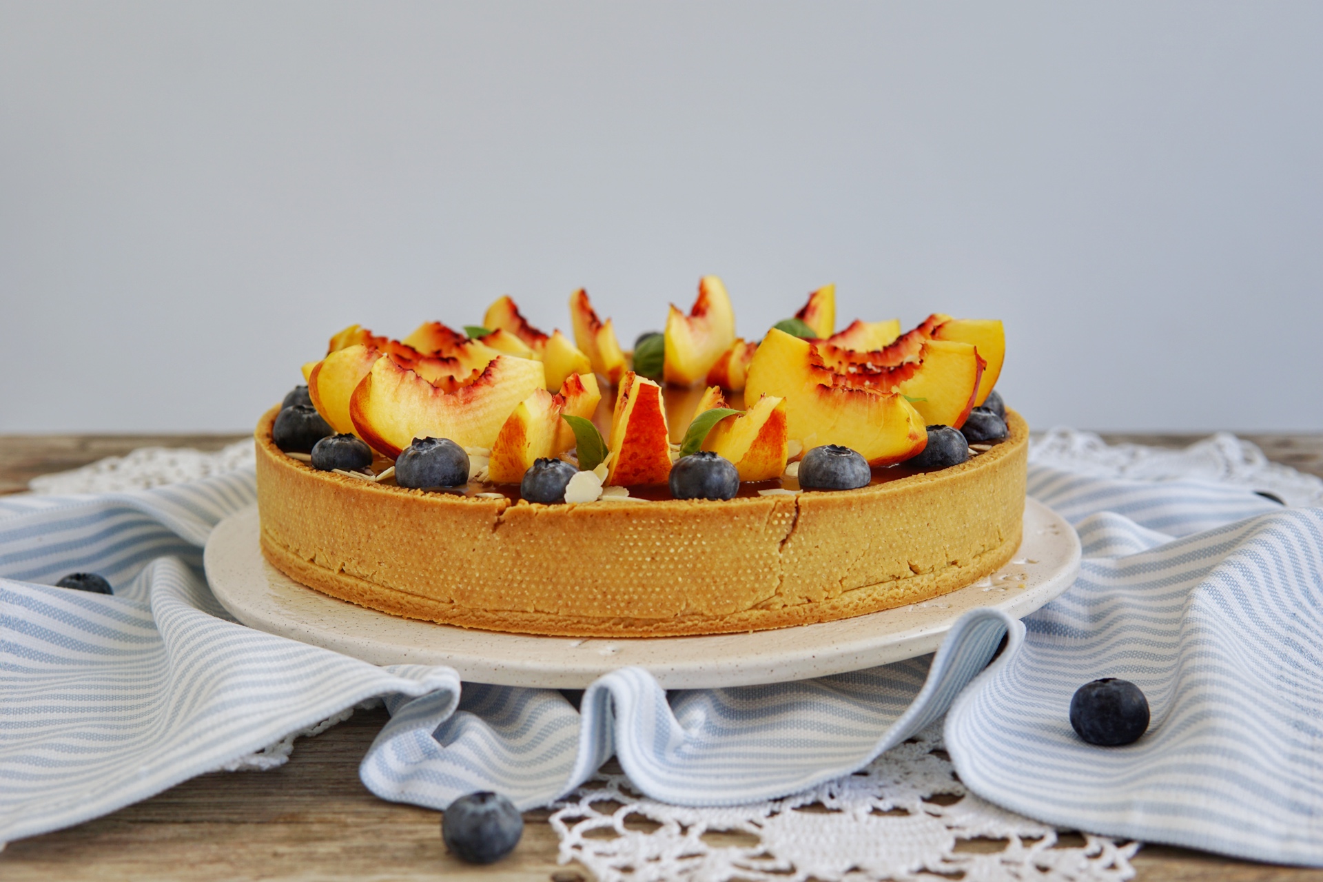 Crostata alle mandorle con caramello salato e frutta fresca