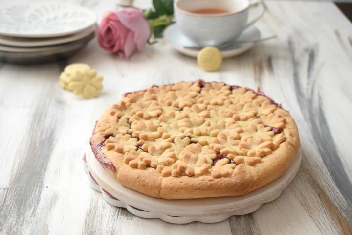 Crostata alle mandorle con confettura ai lamponi