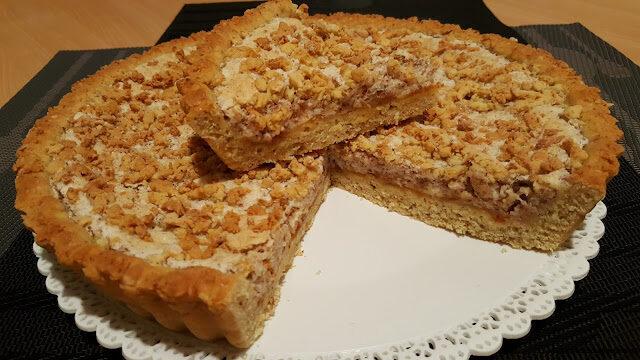 Crostata alle mandorle con farina di soia e meringata, ricetta di riciclo