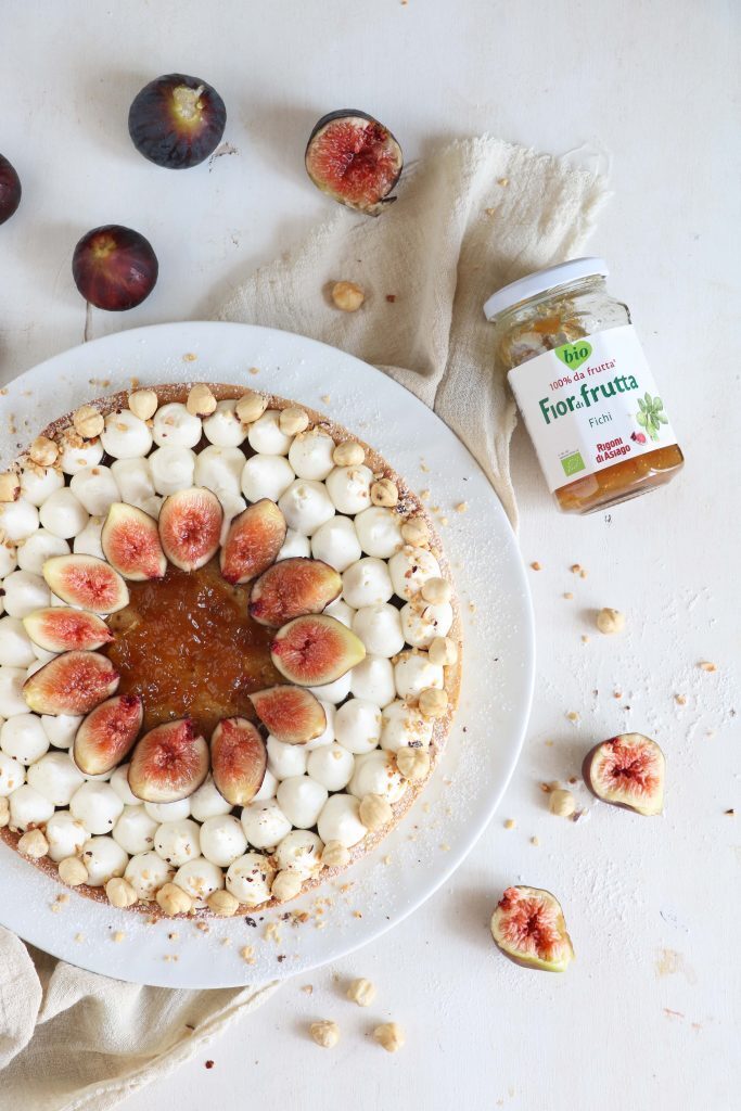 Crostata alle nocciole con crema di mascarpone e fichi