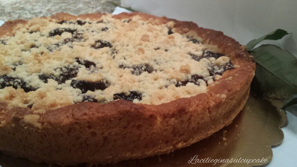 Crostata alle prugne con crumble croccante