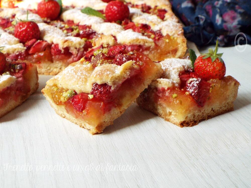 Crostata all’olio con crema di mele e fragole