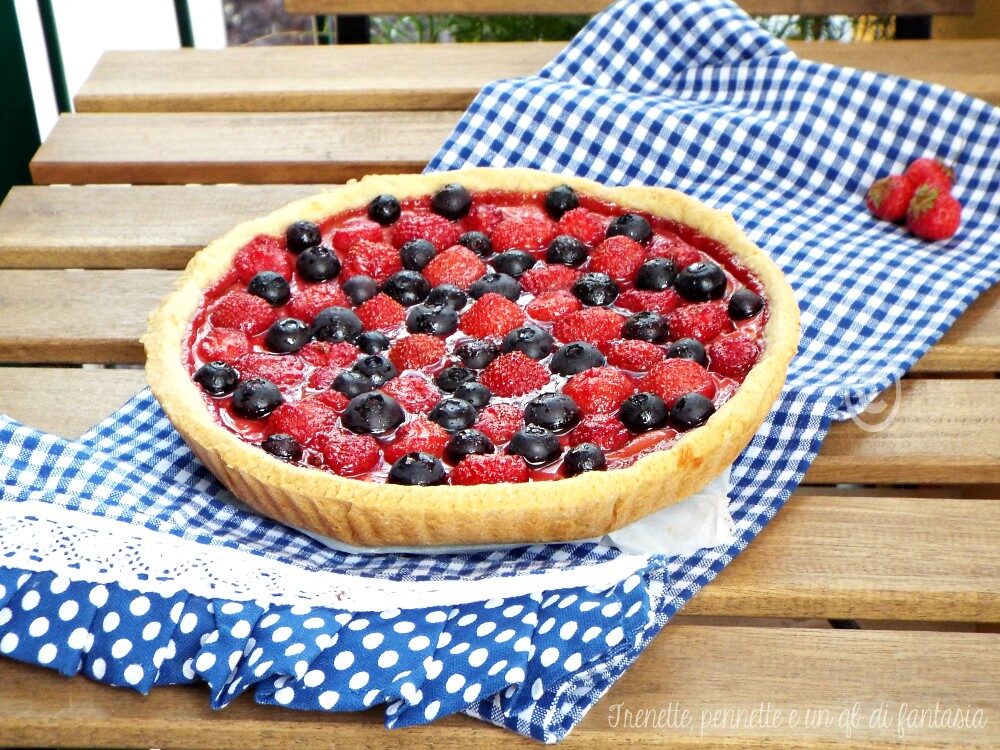 Crostata all’olio con fragole e mirtilli