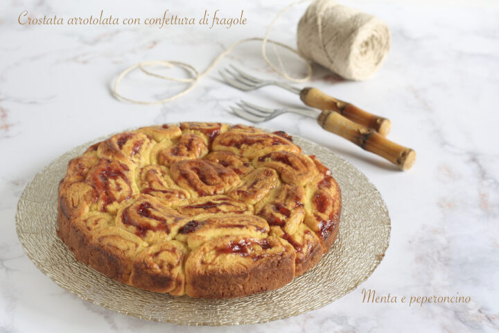 Crostata arrotolata con confettura di fragole