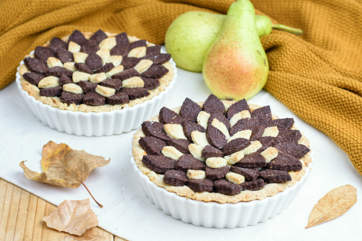 Crostata bicolore con crema di ricotta pere e cioccolato