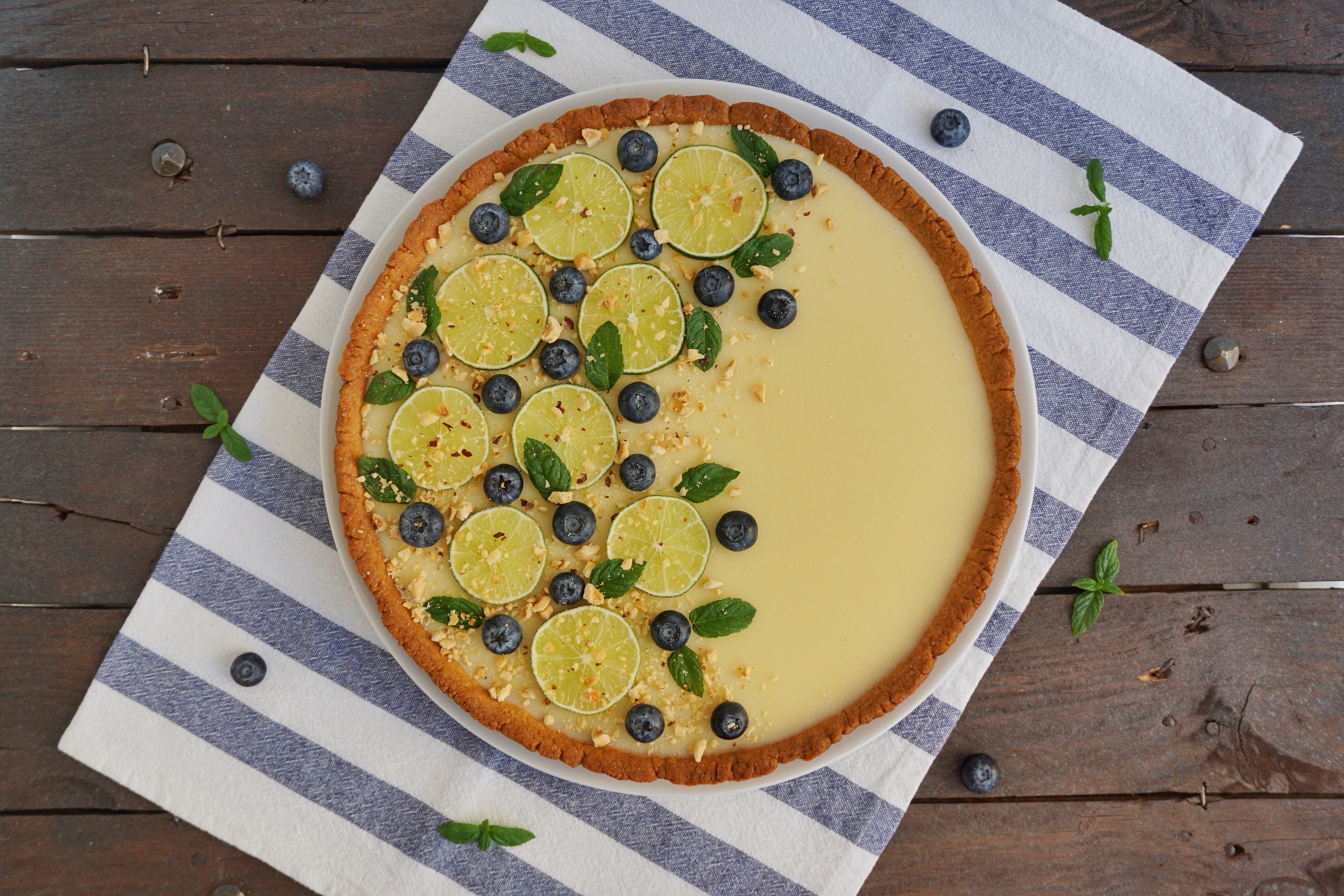Crostata con cioccolato bianco, mirtilli e lime